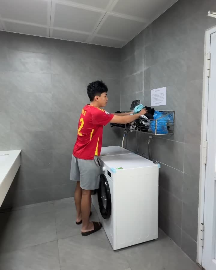 Phòng giặt có máy giặt trong ký túc xá Honda